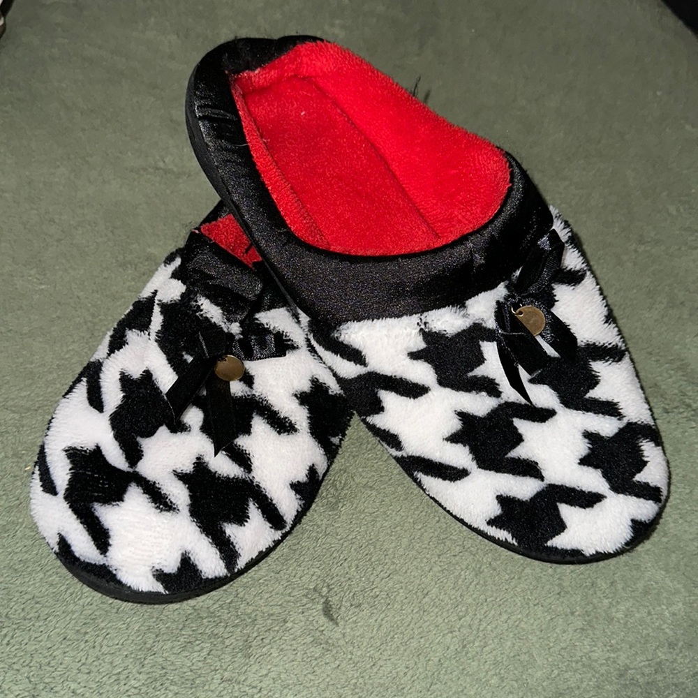 Cozy faux fur houndstooth & red slippers / house shoes (M 7-8) EUC!